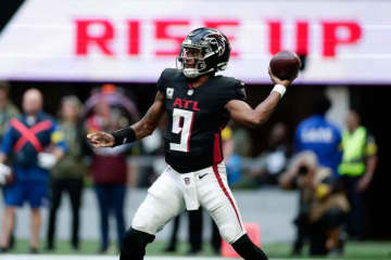 ファルコンズQBマイケル・ペニックスJr.とWRドレイク・ロンドンが膝を負傷