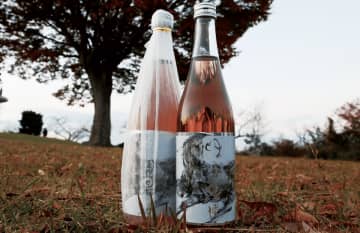 馬耕での田起こし、有機栽培で育てた古代米を使用　人と地球に優しい日本酒を200本限定発売　昔ながらの手法で四段仕込み、素材由来のロゼが美しい日本酒　2025年11月23日(日・祝)発売予定