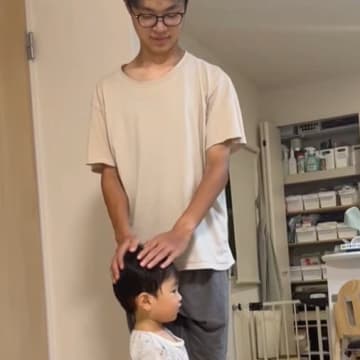 “ナデナデのおかわり”に胸キュン…15歳差兄のやさしいスキンシップに「直立で待っている弟くん可愛すぎ」「私もお願いしてもいいですか？」