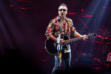 長渕剛「起きれず立てず救急外来で処置」から復活　元気な姿を動画公開＆さらに「粋な計らい」に反響