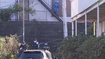 【速報】横浜の路上で頭から血を流した男性2人発見…アパートから転落？防止柵が落下　容体不明