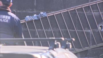 路上で流血し倒れている男性2人…高台のアパート下に「人が倒れている」　転落防止用の柵は男性らの近くに　横浜・旭区