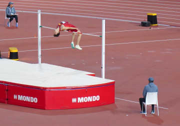 走り高跳びで珍事！ジャンプ成功後、ガッツポーズした手がバーに当たり落下―中国