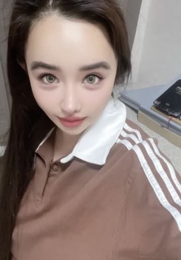 2NE1のBOM、再びセルフ熱愛説…突然のセクシーショット投稿に驚き