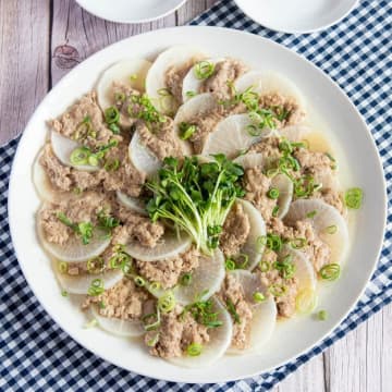 【大根とひき肉を並べてチンするだけ！】「作るの一瞬だったのにウマすぎる」「家族の反応が優勝すぎ」忙しい日に助かる時短おかずレシピ