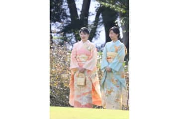 「まるで姉妹」愛子さま＆佳子さま　“そっくり赤コーデ”の違いを徹底解説！　愛子さまは「貴婦人」、佳子さまは「ちゃめっ気」？