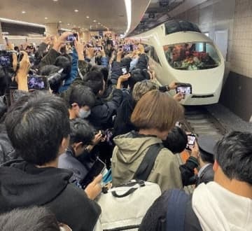 白いロマンスカー・VSE、2026年3月下旬にロマンスカーミュージアムで展示開始　「乗務員体験」などファン向け企画も