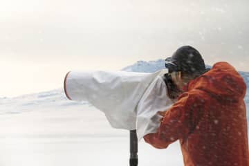 ホワイトカラーも選べるソニー純正のレインカバー　クッション材使用のレンズケース