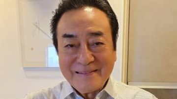 「最高に可愛い」高橋英樹 愛犬の上目遣いショット公開！「奥さんの膝上で…」まったり過ごす愛嬌満点な姿に「甘えん坊さん」「癒されますね」