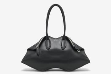 マックイーン「マンタ」バッグ - エッジを折り返した“マンタ”フォルム、レザーやウールタータンで