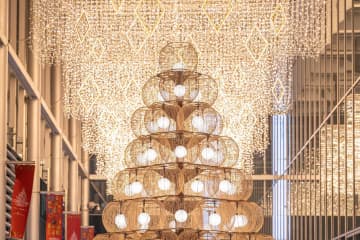 東京ミッドタウン八重洲“ゴールドに輝く”クリスマスイルミネーション、伝統工芸ツリー＆マーケットも