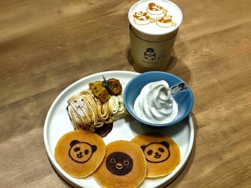 【上野駅】Suicaのペンギンのカフェ『ペンスタ』でかわいいパンケーキとプリンを味わう〜黒猫スイーツ散歩 上野編6〜
