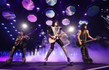 KISS、【KISS Kruise】公演で故エース・フレーリーにキャンドルを掲げて追悼