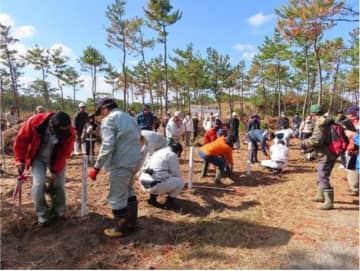 イオン九州、「環境特別WAON」寄付金137万6,095円を「かごしまみどりの基金」に贈呈