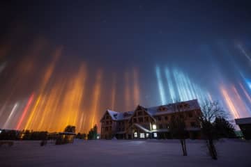 冬の夜空に「光柱」出現　中国黒竜江省漠河市