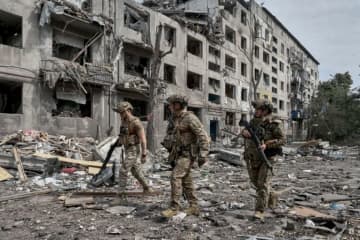 「肉ひき機」からモペッドに　ウクライナ戦争でのロシアの戦い方はどう変化したのか