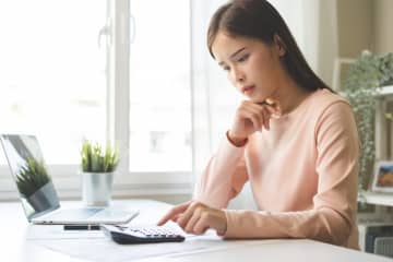 同じ「年収1000万円」なのに……！ “独身”の私より、結婚して子どもが一人いる同僚のほうが、手取り額が「年20万円」も高いのはなぜ？