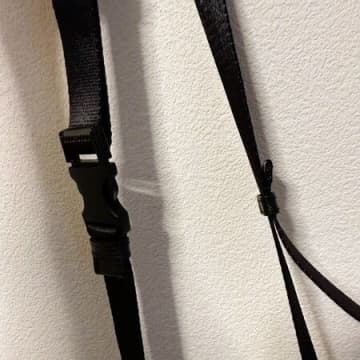 バッグのストラップが調整しても「ズレる問題」を100円で解決してみた