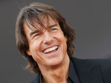 踊るトム・クルーズ! オスカー名誉賞デビー・アレンとノリノリでダンスする姿をキャッチ