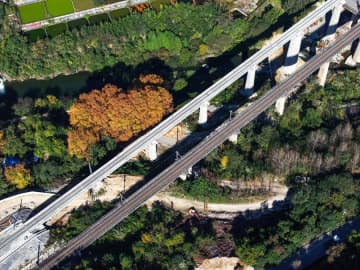 甕馬鉄道南延伸線、軌道・橋桁工事が完了　中国貴州省