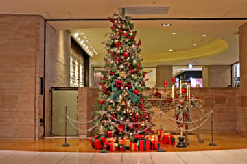 祝40周年！ホテルメトロポリタン エドモントが「カーディナルレッド」の華やかクリスマス装飾を開始！