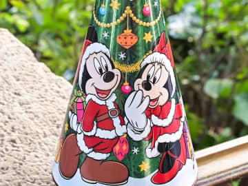 ディズニーのお土産チョコがすごい…　食べ終わった後も使えるワケは『缶の形』にあった！【クリスマス限定】