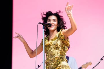 オリヴィア・ディーン、『SNL』初出演で「Man I Need」と「Let Alone the One You Love」を披露