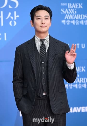 「再婚承認を要求します」チュ・ジフンの衣装にナチスの勲章？公開前から議論に…制作会社が謝罪