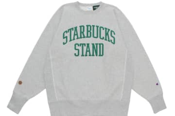 スターバックス×ビームスからチャンピオンのカレッジ風ロゴスウェット、右袖にレザーパッチ