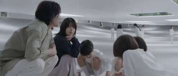 蒔田彩珠が見せる違和感　白一色に包まれた“性愛のない”実験都市　村田沙耶香原作「消滅世界」本編映像