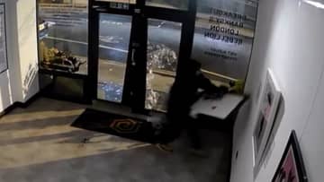 「わずか9秒」ガラス扉破りバンクシー作品盗む一部始終…男に禁錮1年1カ月の判決　5400万円相当の作品は無事回収