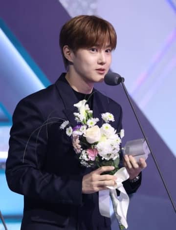 EXO・スホ、音楽授賞式『KGMA 2025』で「グローバルスター賞」受賞！ファン投票で堂々の1位に