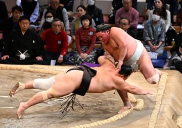 【九州場所】大関経験者・朝乃山が日翔志の肩すかしに屈して３敗目「これが相撲なんで」