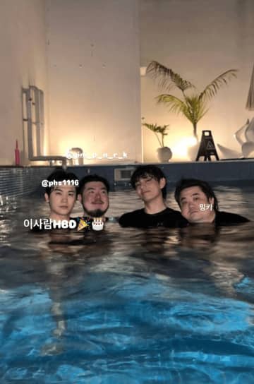 34歳になったパク・ヒョンシクをBTS・Vが祝福！プールの中でも“尊い”【PHOTO】
