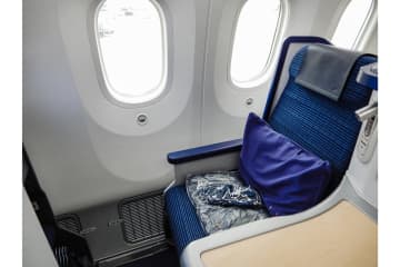 「ビジネスクラスでこれはやばい」外国人が足を投げ出し…衝撃の光景に「不愉快すぎる」と批判殺到