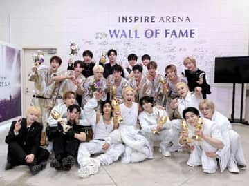 イケメンが大渋滞…Stray Kids×NEXZ×KickFlip、JYPボーイズグループの“仲良しSHOT”にファン熱狂【PHOTO】