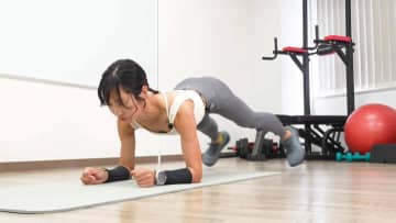 腹筋に直撃！“プランクしながらジャンプ”はお腹を割る最強メニュー（週2）