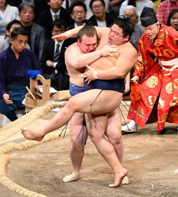 【九州場所】新関脇・安青錦が９日目で勝ち越し　審判長も大絶賛「力強いですね。素晴らしい」