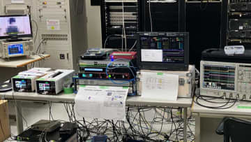 アストロデザインら5社、デジタルキャンセルFPUによる同一チャネル・PTP非対応IP網での放送TS信号伝送に成功