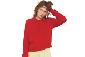 【明日なに着る？】「コートの中でも埋もれない」コンパクトに着られる赤のポロニット