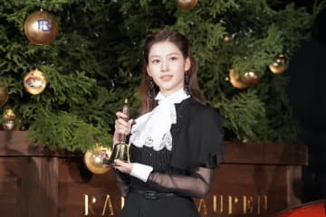 TWICE SANA、メンバーへのプレゼントは「降ってくる雪が綿菓子だったら……」　クリスマスツリー点灯式に登壇