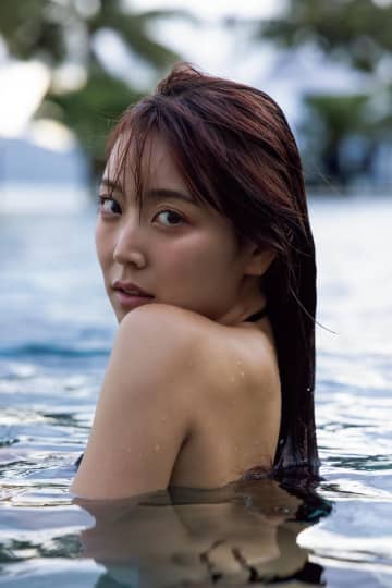 元NMB48・白間美瑠、ホテルやプールで艶やかな姿を披露　「過去最大級の露出」に挑んだ写真集『MERCI』