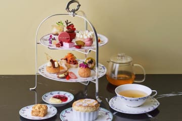 銀座「マルニ カフェ」アイコンジュエリー着想クリスマスアフタヌーンティー＆苺とピスタチオのパフェ