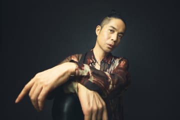 久保田利伸、全く違う2つの世界で魅せる「1, 2, Play」「Left & Right」フル尺MV公開