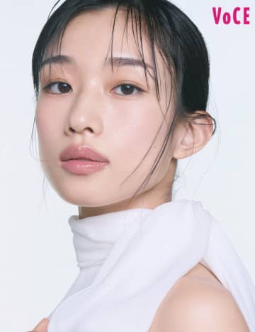 河合優実、透明感あふれる白ドレス＆ブルージャケット姿で表紙に登場『VOCE1月号』