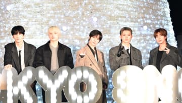 TOMORROW X TOGETHER 冬らしい“まるで王子様”なコーデで東京ドームシティ点灯式に登場!高さ約15mの巨大ツリーに「雪みたいでとてもきれい」と感動する場面も