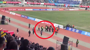 ＜サッカー＞選手が試合後に審判に飛び蹴り、中国ネット「これが中国サッカー」