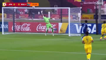 嘘だろ！？ U-17日本代表GKの“超反応セーブ”が話題「将来はフル代表に」「今大会ずっと凄い」至近距離シュートを海老反りで弾いた瞬間