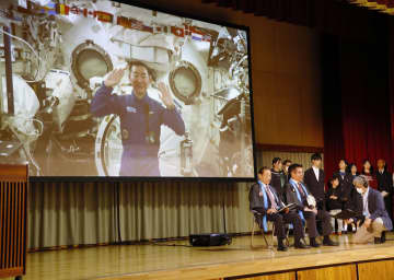 油井さん、宇宙から母校と交信　長野・川上村の中学校