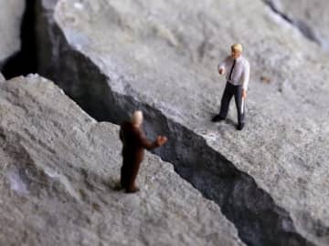 高市氏「馬車馬のように働く」発言に共感する中高年も…ワークライフバランス重視の若手とどう向き合う